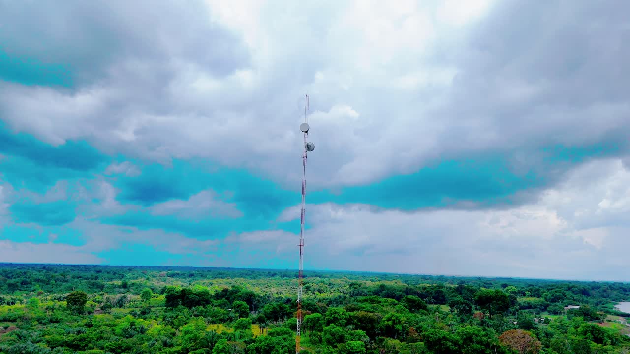 Torre di telecomunicazioni, infrastruttura rurale amazzonica, aerea