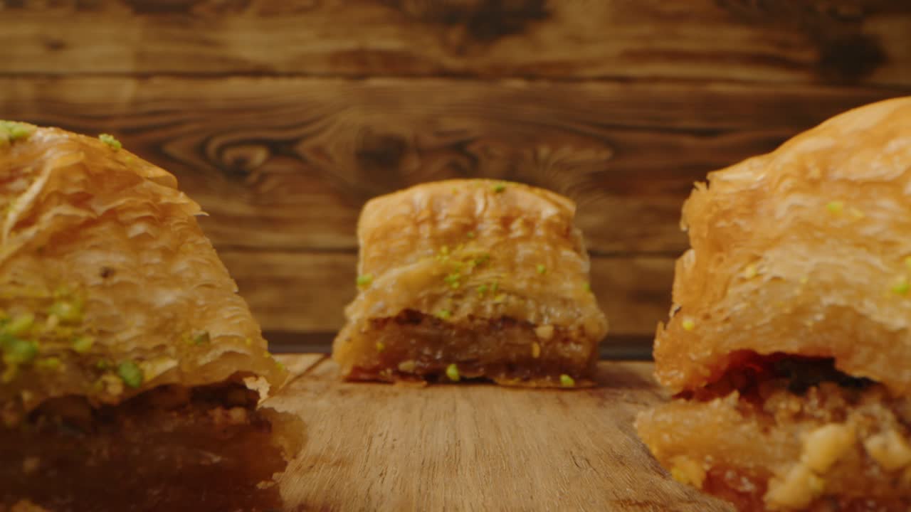dulces orientales baklava en fondo de madera, hacer zoom en el video