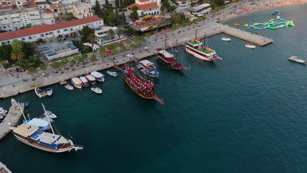 사란다 (알바니아) 를 바라볼 수 있는 경치 좋은 해안가에 정박한 배들, 평화로운 해가 지는 동안