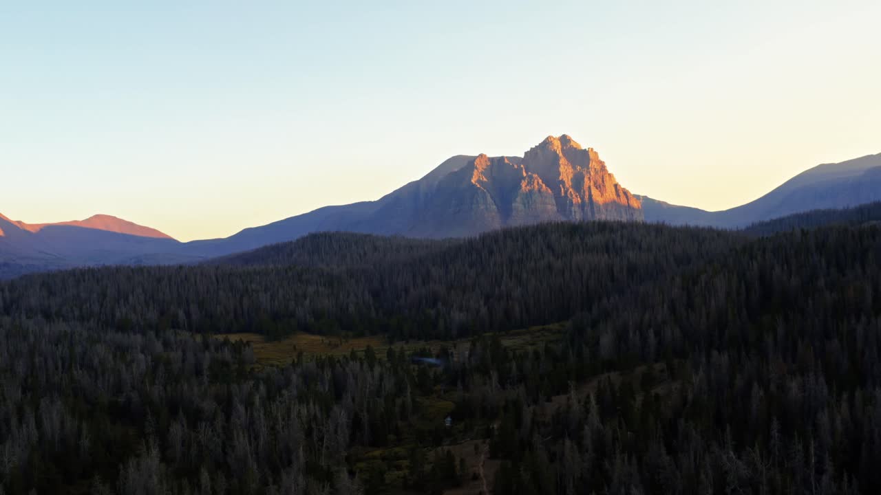 impresionante paisaje de drones aéreos naturaleza rodante toma de la hermosa montaña del lago del castillo rojo en los altos uinta entre utah y wyoming en un viaje de mochilero durante una puesta de sol de verano