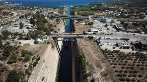 Vista-Del-Canal-De-Corinto-Y-Los-Caminos-Que-Lo-Cruzan