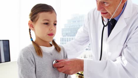 médico examinando a un paciente