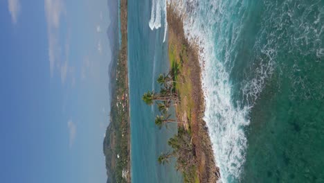 Antena-Vertical-Sobre-El-Islote-Desierto-El-Cayito-En-El-Caribe-Con-Costa-Rocosa