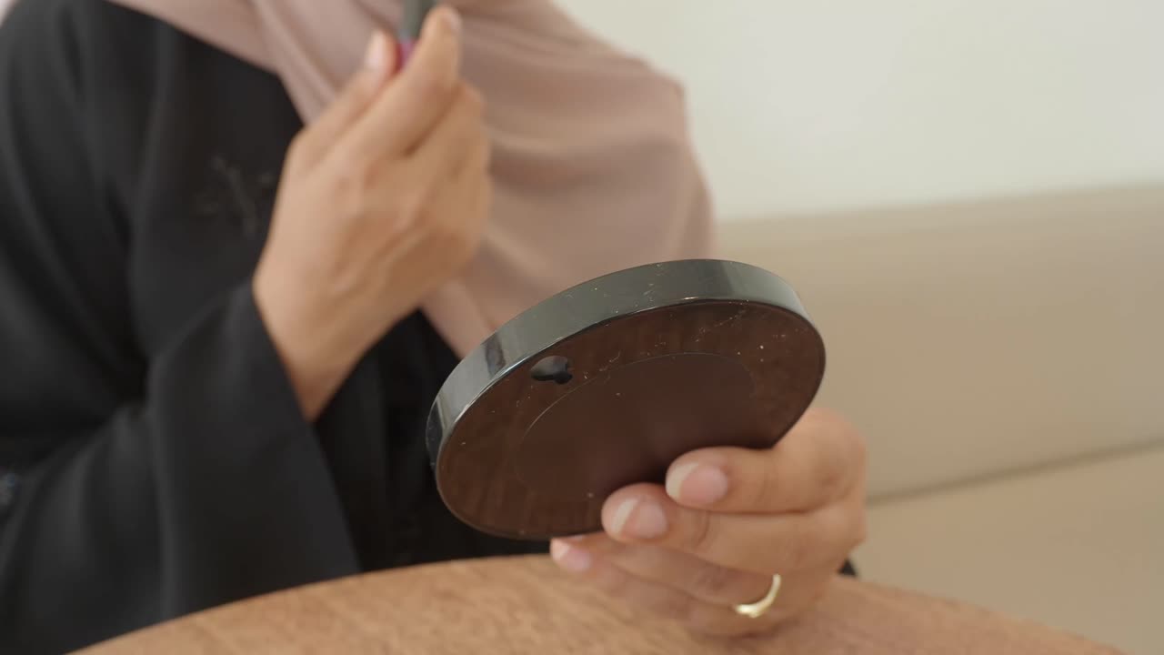 mujer aplicando maquillaje