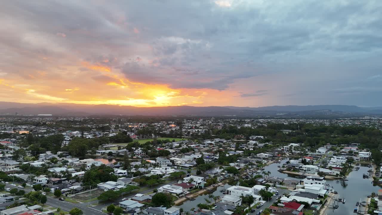 교외 골드 코스트에서 해가 지는 시간