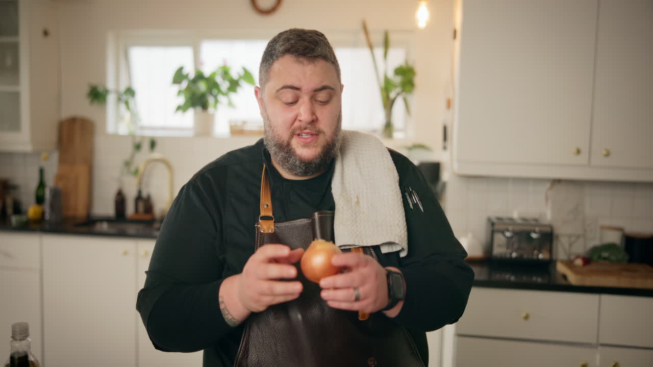 el chef demuestra la preparación de la cebolla