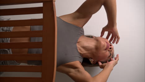 cámara lenta vertical de una mujer latina morena con cautivadores ojos de avellana jugando con su cabello con confianza y poder
