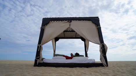 Pareja-En-Cabaña-De-Playa