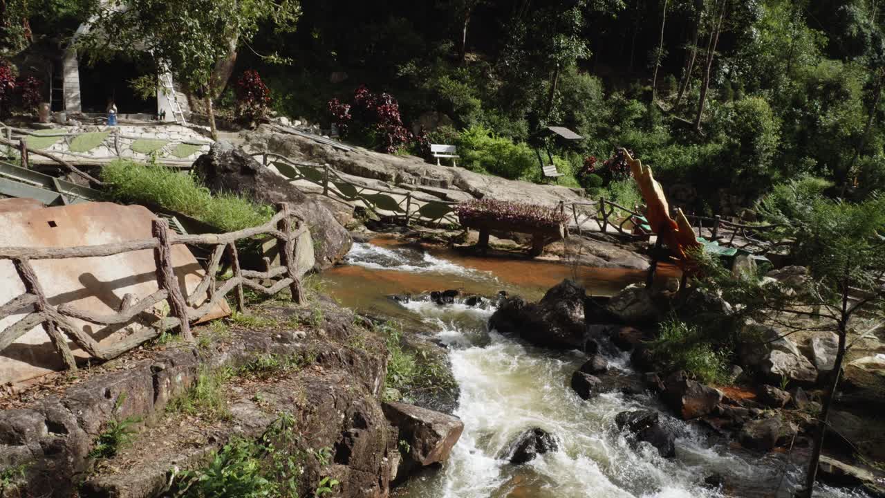 puentes de madera sobre el río que fluye rápido en datanla falls en dalat, vietnam