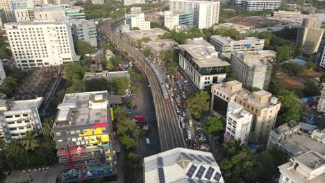 Drohnenaufnahme-Aus-Der-Vogelperspektive-Und-Ihre-U-Bahn-Station-Marol,-Mumbai-International-Airport,-Mumbai,-Indien,-Weitwinkelzug,-Der-In-Den-Bahnhof-Andheri-Einfährt