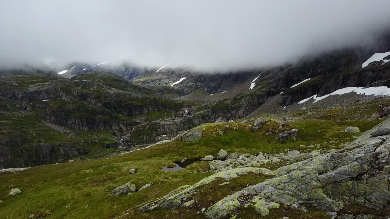 Flyr over åser i de norske fjellene.