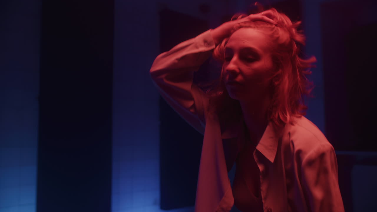 Mulher em uma Sala sob Luz Vermelha