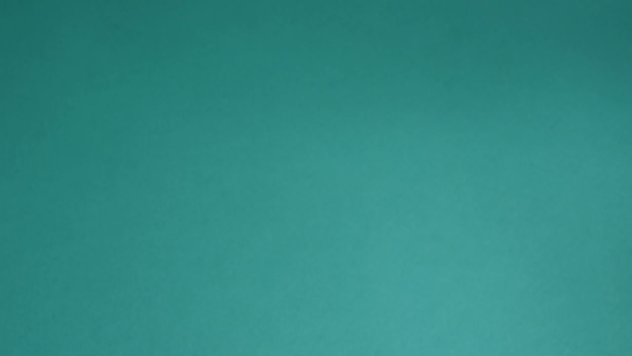 animación de modelos moleculares 3d sobre papelería y equipos escolares en la mesa verde