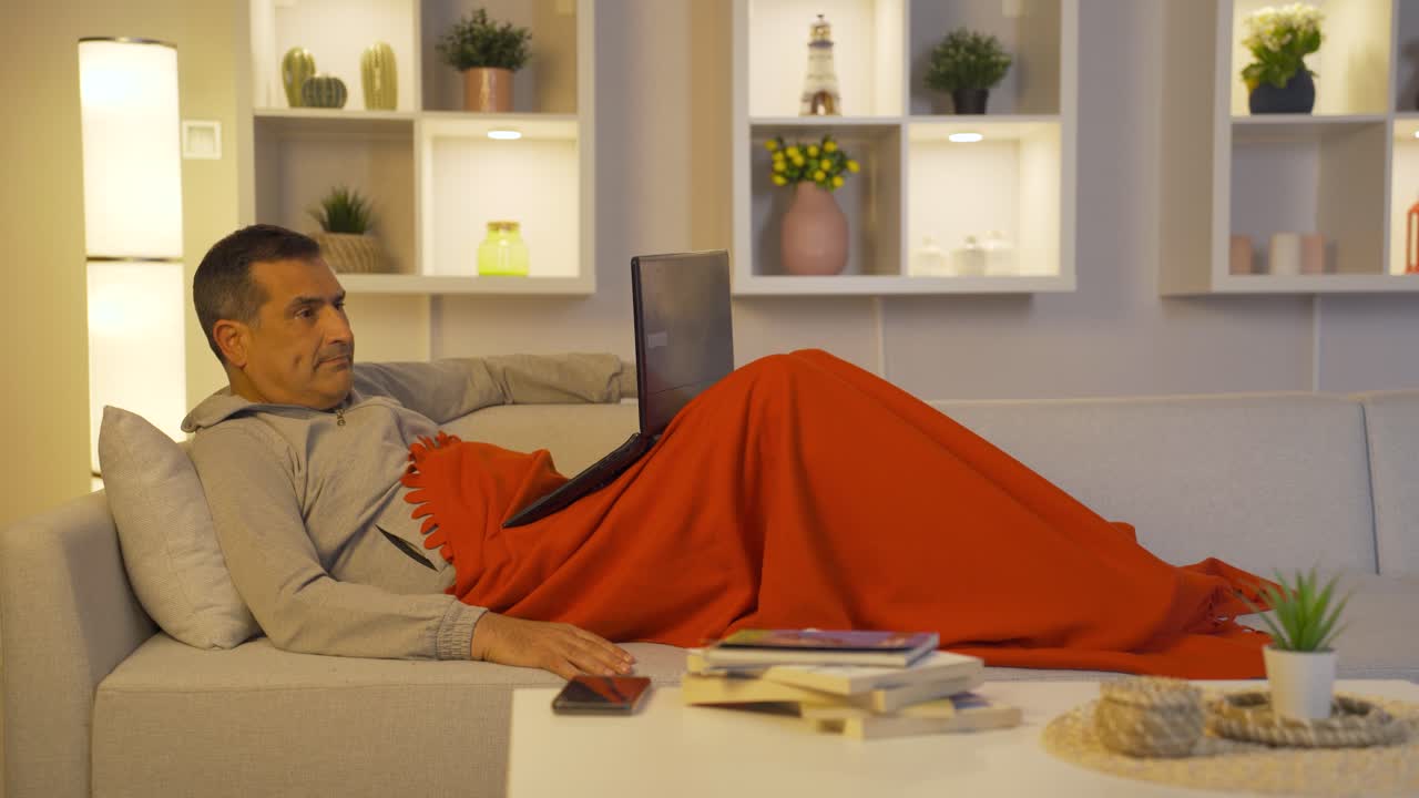 el hombre que está satisfecho con lo que ve en la computadora portátil.