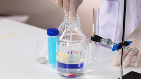 experimento científico en un laboratorio
