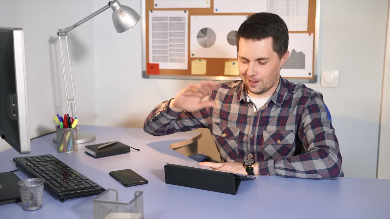 hombre trabajando en una tableta en un entorno de oficina