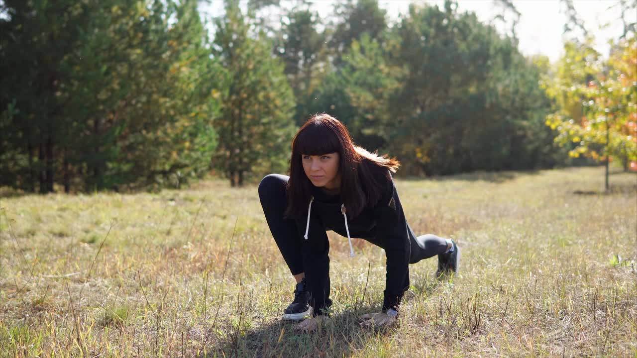 mujer estirándose en el bosque