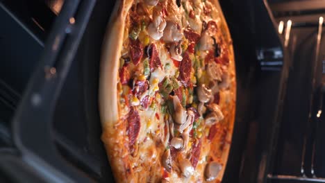 hornear la pizza en el horno
