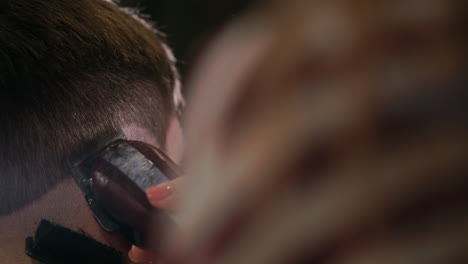 Male-haircut-with-electric-razor.-Close-up-of-hair-trimmer-hairstyle.-Professional-hairdresser-cutting-hair-with-hair-clipper.-Man-hairdressing-with-electric-shaver