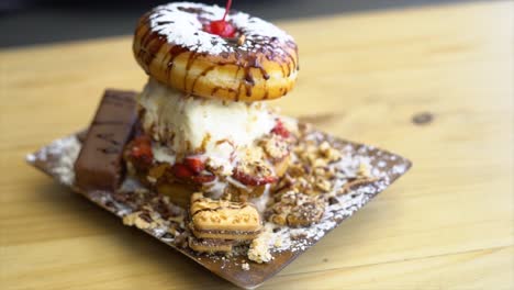 postre de rosquilla con helado, galleta y fresas, dulce, delicioso