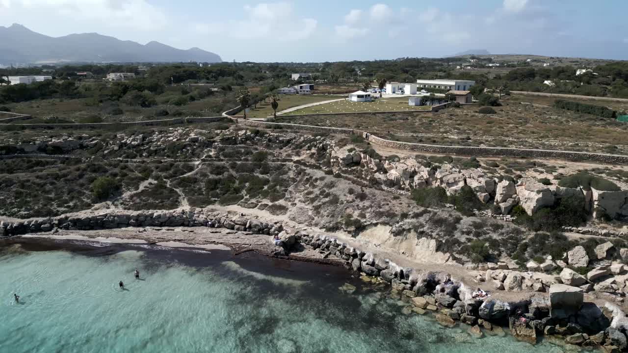 un avión no tripulado vuela sobre la costa de la isla de favignana, las islas egeas, vista aérea de ángulo alto de la playa del mar mediterráneo.