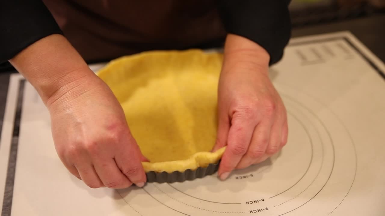 una mujer haciendo una tarta.