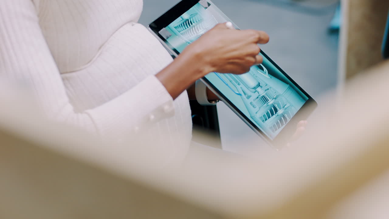 ingeniería, tableta y reunión de diseño con las manos