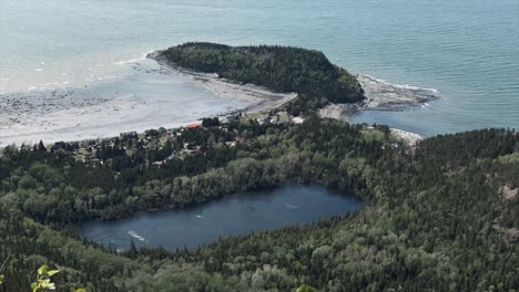 皮克香<unk>湖 (pic champlain lake) 位於加拿大<unk>北克省里莫斯基 (rimouski) 的bic國家公園的綠色森林,海岸和海灣.