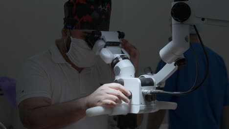 médico usando un endoscopio