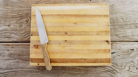 Cuchillo-De-Cocina-Sobre-Tabla-De-Cortar-De-Madera