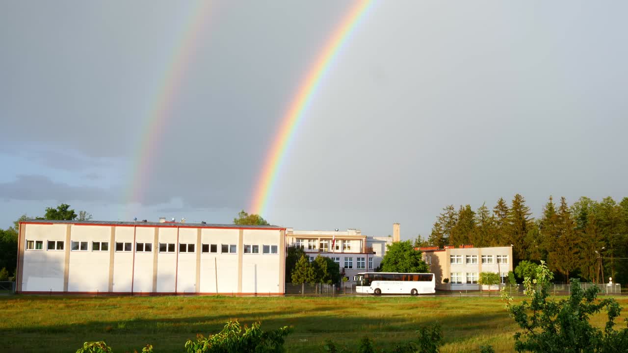 arcoiris sobre el edificio de la escuela