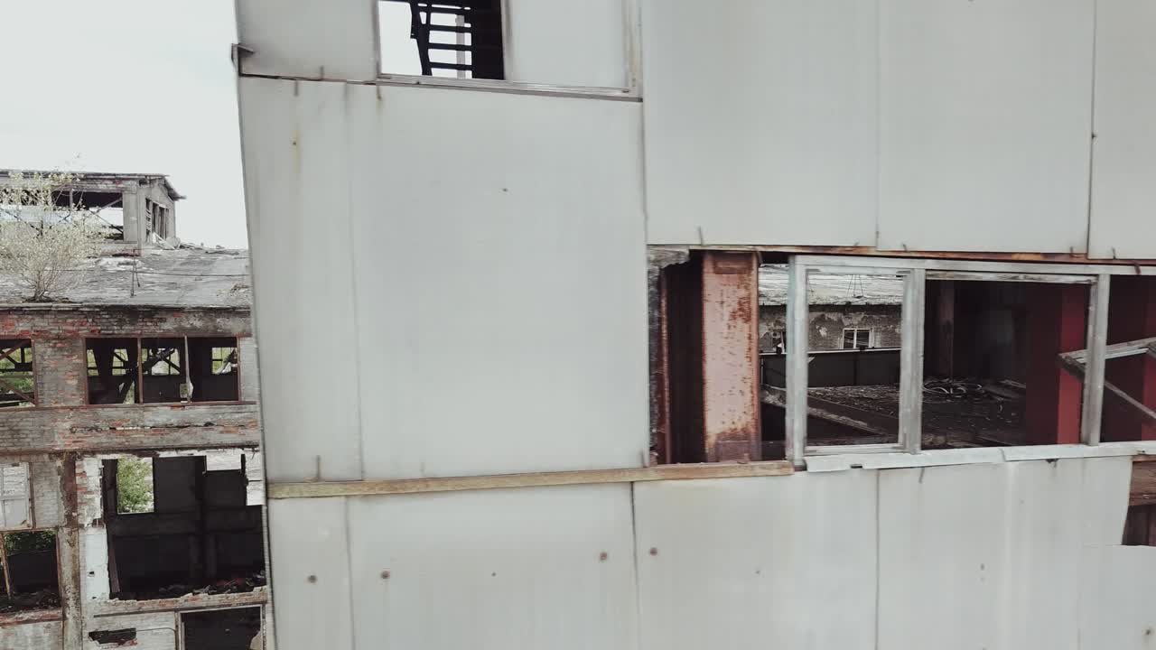 un dron vuela sobre una fábrica abandonada.