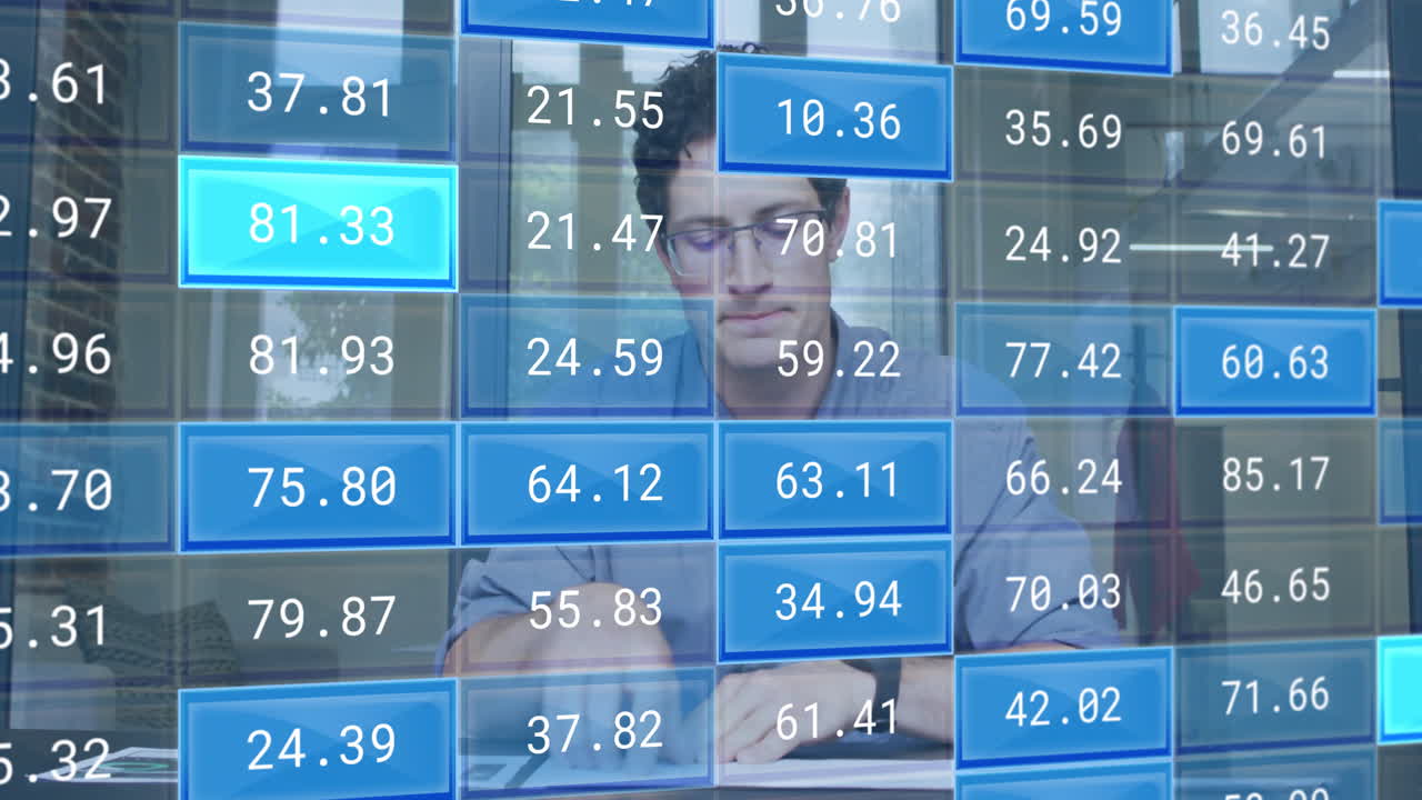 animación de la bolsa de valores sobre el empresario caucásico que tiene una llamada de video