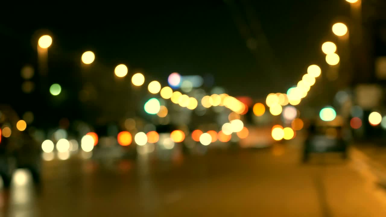 luces desenfocadas calle de los ángeles resumen. fondo borroso de la ciudad. círculos de bokeh en movimiento del tráfico nocturno.