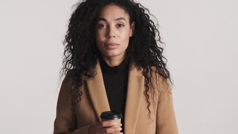 una mujer de negocios en una pausa para el café.