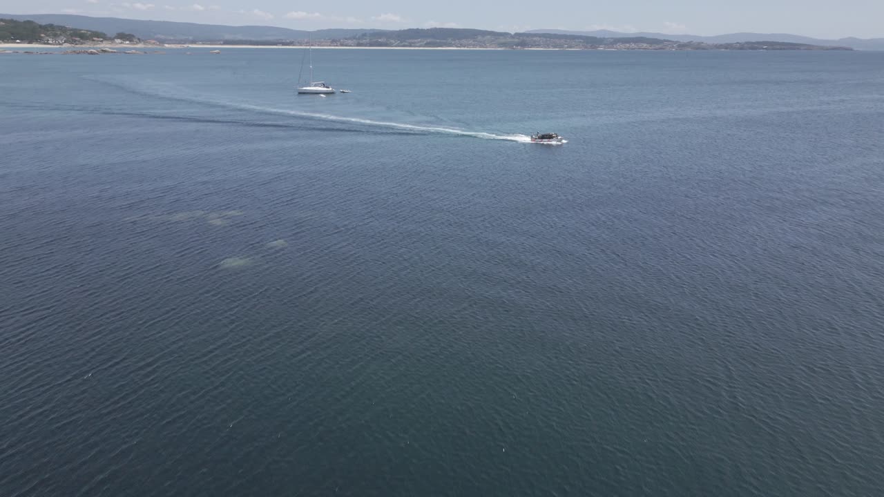 imágenes en bruto de un barco de pesca navegando hacia la marina en el pueblo costero