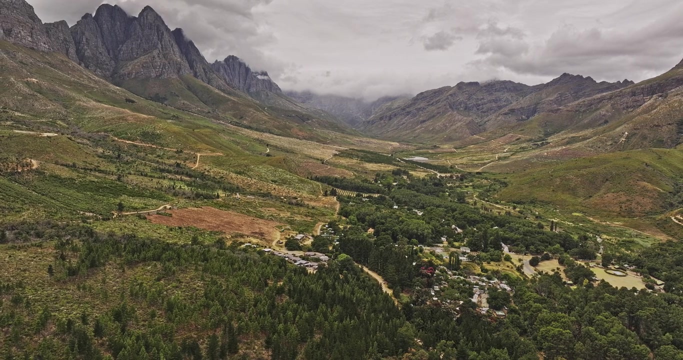 Stellenbosch, Sudafrica. Sorvolo aereo v26 sopra le residenze di Assegaaibosch nella valle montana della Riserva Naturale di Jonkershoek - Ripreso con Mavic 3 Pro Cine - 6 gennaio 2024.