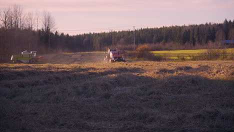 Schwenk-Einer-Erntemaschine-Und-Eines-Traktors-Bei-Der-Ernte-Auf-Einem-Weizenfeld,-Auf-Dem-Land,-An-Einem-Sonnigen-Herbstabend,-In-Söderhamn,-Schweden