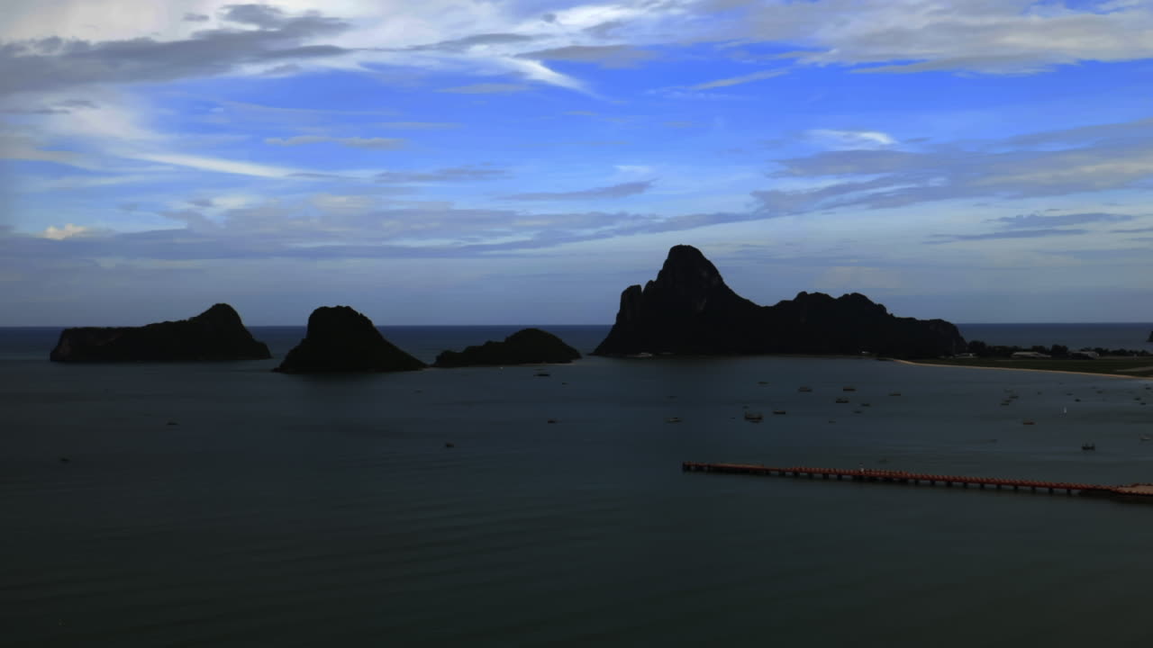 산에서 구름과 바다를 바라보다