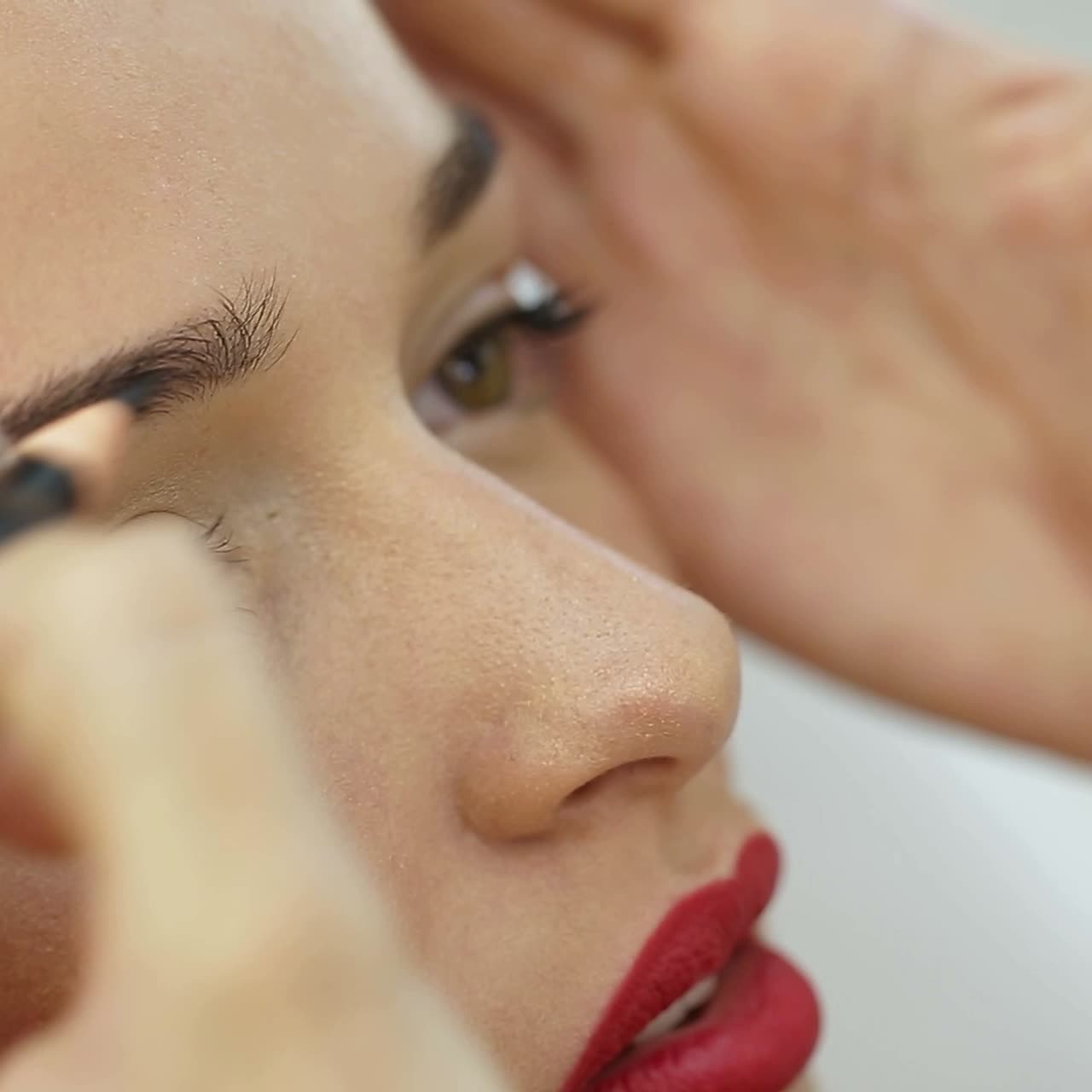 las cejas de maquillaje permanente