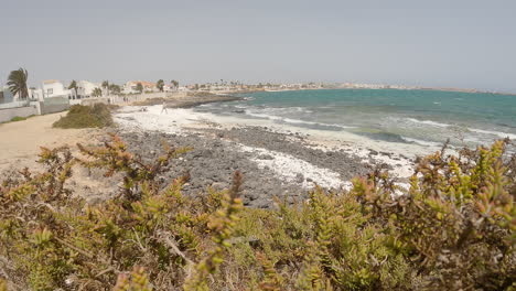 Vista-Panorámica-Del-Pueblo-Costero-En-Un-Día-Soleado-Y-Ventoso-En-Fuerteventura,-Islas-Canarias,-España