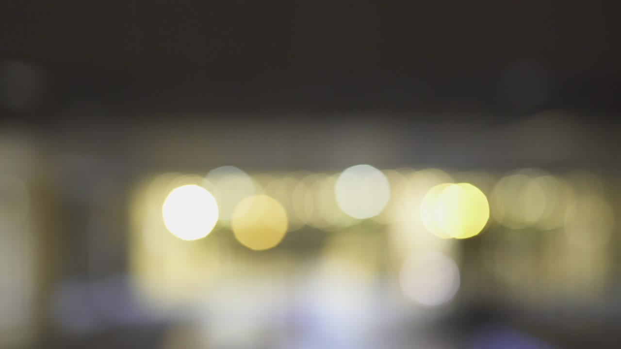 파리의 비즈니스 디스트릭트 (business district) 의 비중이 낮은 야간 도시 조명, 초고층 건물의 바닥, 건물의 색이 흐릿한 보케 (bokeh) - 트래킹 인 (tracking in)