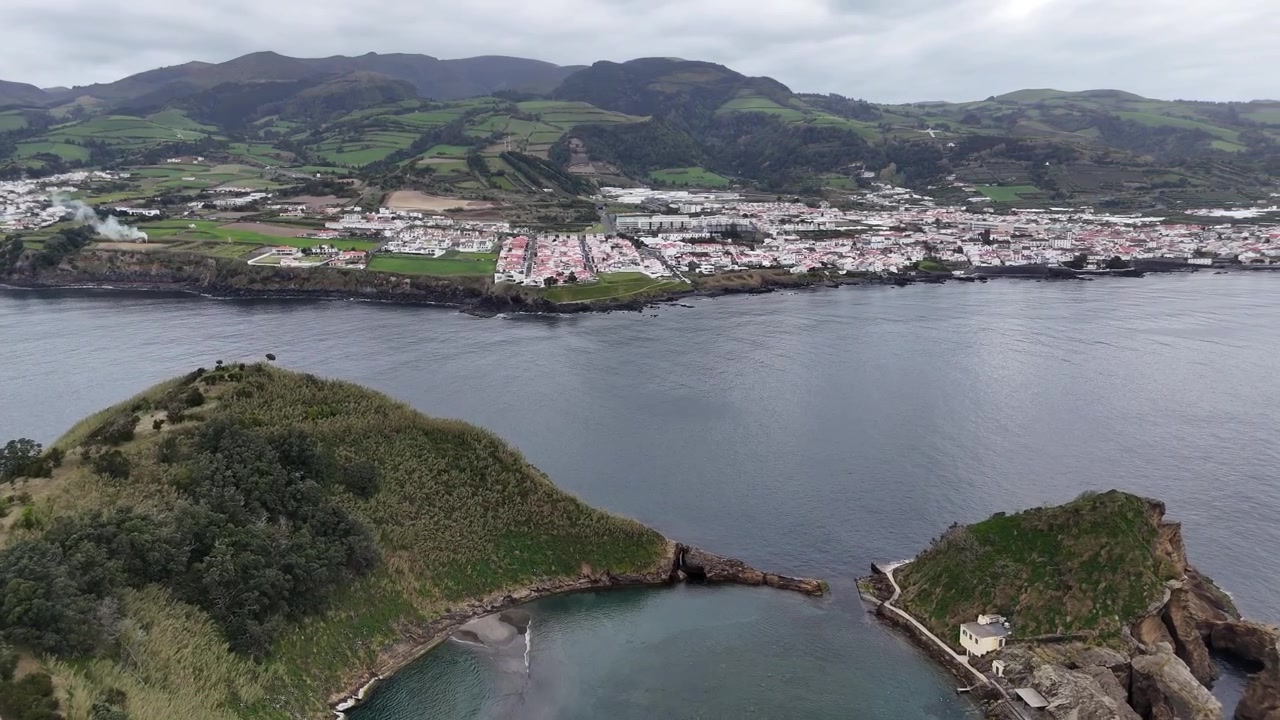 Incredibile ripresa aerea con drone dell'isolotto di Vila Franca do Campo (Ilhéu) a Sao Miguel, Azzorre. Laguna circolare di un cratere vulcanico con acqua turchese al centro dell'Atlantico blu profondo