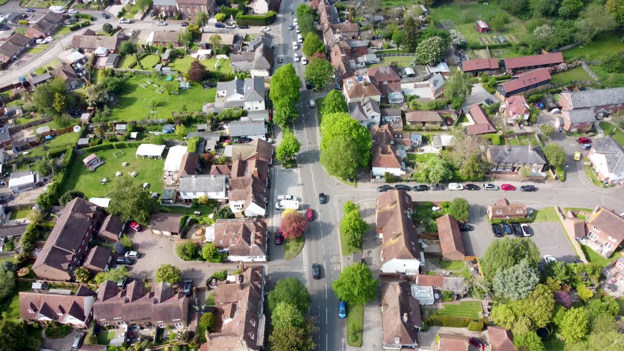 영국 켄트의 윙엄 외곽 시골길을 따라가는 고고도 드론 영상