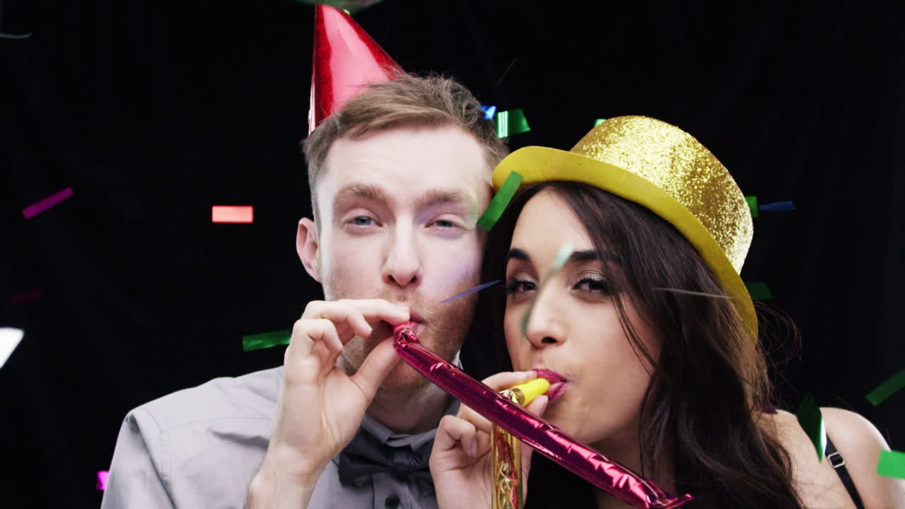 파티 를 축하 하는 행복 한 부부