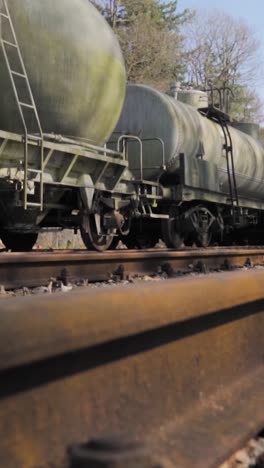 viejos vagones cisterna en las vías del ferrocarril