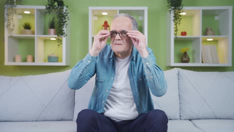 el anciano con gafas se relaja.