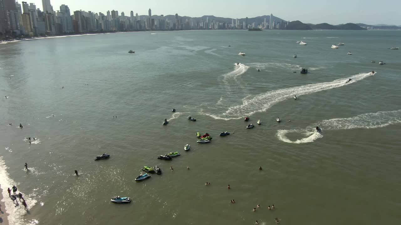 gente nadando y esquiando en la playa durante el verano en balneario camboriu, brasil