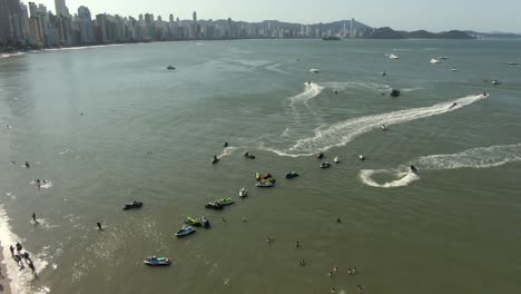 Gente-Nadando-Y-Practicando-Jet-Ski-En-La-Playa-Durante-El-Verano-En-Balneario-Camboriu,-Brasil