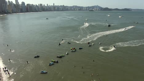 gente nadando y esquiando en la playa durante el verano en balneario camboriu, brasil